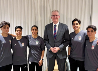 Cinci jucătoare ale echipei naționale feminine de fotbal a Iranului au obținut vize umanitare în Australia, temându-se de persecuții după ce au refuzat să cânte imnul național.