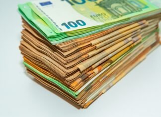 Un bărbat din Strehaia a fost păcălit de doi infractori care i-au promis monede de aur pentru 90.000 de euro.