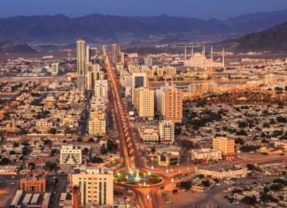 Un atac cu drone a generat un incendiu într-un complex petrolier din EAU