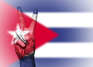 Revoltă în Cuba: Protestatarii atacă sediul Partidului Comunist din cauza penelor de curent și a lipsei alimentelor.