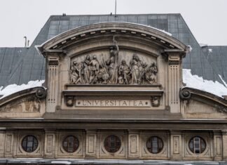 Protest japonez la Universitatea din București în urma eliminării unor specializări