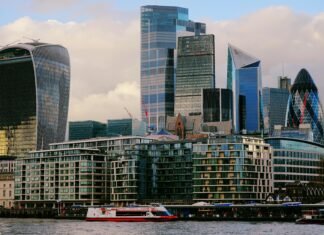 Banca Angliei menține dobânda la 3,75% în unanimitate; Andrew Bailey avertizează că inflația ar putea ajunge la 3,5% din cauza creșterii prețurilor petrolului și a tensiunilor din Orientul Mijlociu.