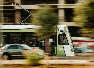 Femeie accidentată de tramvai pe Bd. Aerogării din București; circulația temporar oprită pe linia 5