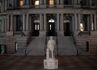 Ce reprezintă amplasarea statuii lui Cristofor Columb în fața Casei Albe?