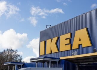 Ce modificări implementează IKEA în organizație și impactul acestora asupra angajaților