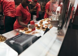 Five Guys oferă 1,5 milioane de dolari angajaților după o promoție nereușită: „Nu voiam să fiu împușcat în spate”