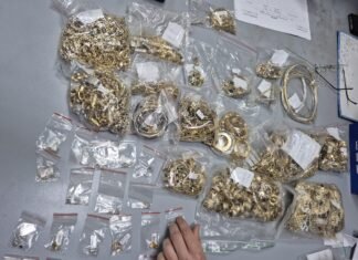 Patru persoane investigate pentru contrabandă cu aur și proxenetism, trimiteau bijuterii prin firme de curierat.