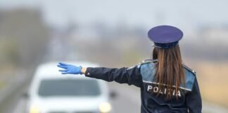 Polițistă cercetată după ce a fost surprinsă spălând geamurile instituției de la etaj, fără echipament adecvat.