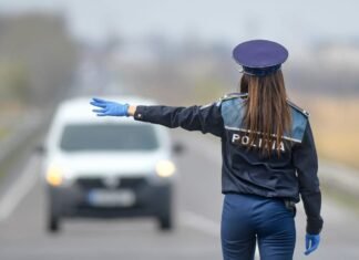 Polițistă cercetată după ce a fost surprinsă spălând geamurile instituției de la etaj, fără echipament adecvat.