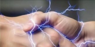 De ce experimentăm scântei electrice atunci când atingem oameni sau obiecte metalice?