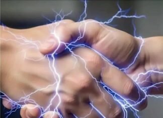 De ce experimentăm scântei electrice atunci când atingem oameni sau obiecte metalice?