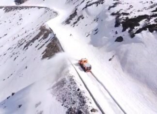 Circulația pe Transalpina este în continuare închisă din cauza unui strat de zăpadă ce depășește doi metri.