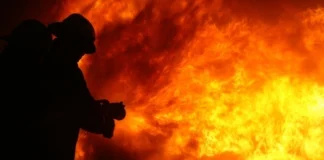 Pompierii din Deva și Orăștie luptă cu un incendiu de vegetație uscată pe 20 de hectare în Bunila și Lunca Cernii, afectat de vântul puternic.