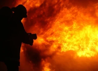 Pompierii din Deva și Orăștie luptă cu un incendiu de vegetație uscată pe 20 de hectare în Bunila și Lunca Cernii, afectat de vântul puternic.