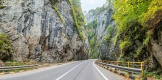 Bărbat de 40 de ani salvat după ce a căzut într-o prăpastie de 25 de metri în Bicaz Chei, județul Neamț