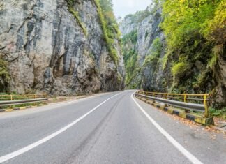 Bărbat de 40 de ani salvat după ce a căzut într-o prăpastie de 25 de metri în Bicaz Chei, județul Neamț