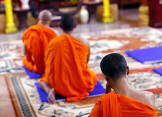 Douăzeci și doi de călugări budiști, arestați în Sri Lanka cu 110 kilograme de canabis în bagaje, după întoarcerea din Thailanda.