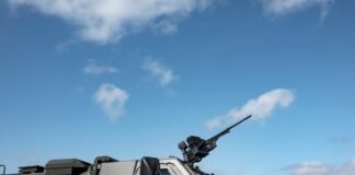 Cheltuielile militare globale ating 2,9 trilioane de dolari în 2025, cu o creștere de 2,9% față de anul anterior, Europa și Asia având un impact semnificativ asupra acestui trend.