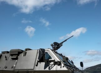 Cheltuielile militare globale ating 2,9 trilioane de dolari în 2025, cu o creștere de 2,9% față de anul anterior, Europa și Asia având un impact semnificativ asupra acestui trend.