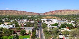 Indigenii au agresat personalul medical și poliția la spitalul din Alice Springs, după arestarea unui bărbat suspectat de uciderea unei fetițe de 5 ani.