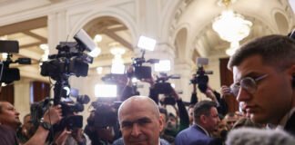 Premierul Ilie Bolojan, atac dur la adresa PSD: „Cei care locuiesc în penthouse-uri offshore vin să ne spună cum plâng pe umărul cetățenilor”