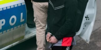 Unsprezece persoane din județul Giurgiu reținute pentru fraudă și spălare de bani, acuzate de solicitarea de avansuri pentru servicii neefectuate.
