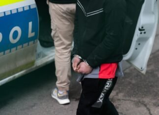 Unsprezece persoane din județul Giurgiu reținute pentru fraudă și spălare de bani, acuzate de solicitarea de avansuri pentru servicii neefectuate.