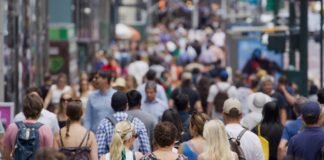 Uniunea Europeană atinge 451 de milioane de locuitori în 2025, în creștere cu un milion față de 2024; vârsta medie ajunge la 44,9 ani, iar România se află printre țările cu cea mai ridicată îmbătrânire.