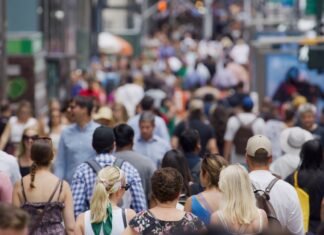 Uniunea Europeană atinge 451 de milioane de locuitori în 2025, în creștere cu un milion față de 2024; vârsta medie ajunge la 44,9 ani, iar România se află printre țările cu cea mai ridicată îmbătrânire.