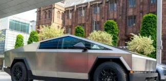 Un bărbat din Texas, arestat pentru că a condus un Tesla Cybertruck într-un lac, testând ‘modul de traversare prin apă’; poliția a intervenit pentru a recupera vehiculul.