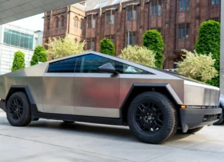 Un bărbat din Texas, arestat pentru că a condus un Tesla Cybertruck într-un lac, testând ‘modul de traversare prin apă’; poliția a intervenit pentru a recupera vehiculul.