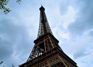 O porțiune din scara Turnului Eiffel, constând din 24 de trepte, a fost vândută la licitație pentru 450.000 de dolari.