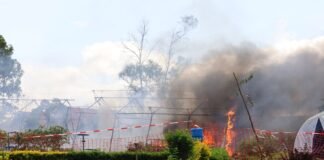 Localnicii incendiază un centru de tratament pentru Ebola, după interdicția de a recupera cadavrul unui tânăr decedat din cauza virusului