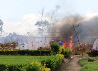 Localnicii incendiază un centru de tratament pentru Ebola, după interdicția de a recupera cadavrul unui tânăr decedat din cauza virusului
