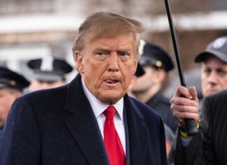 Donald Trump a anunțat că nu va fi prezent la nunta fiului său, Donald Trump Jr., cu Bettina Anderson, din cauza unor angajamente guvernamentale.