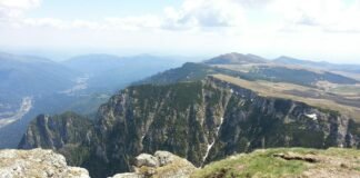 Doi turiști din București, salvati de salvamontiști după ce au căzut 100 de metri pe Brâna Mare a Caraimanului; bărbatul suferă traume grave.