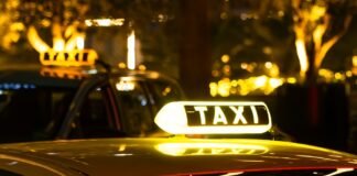 Taximetrist din București, suspectat de furtoarea unui telefon și transferul a 15.000 de lei din contul unui client cu ajutorul a doi complici