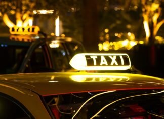 Taximetrist din București, suspectat de furtoarea unui telefon și transferul a 15.000 de lei din contul unui client cu ajutorul a doi complici