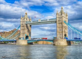Temperatură record de 33,5°C înregistrată pe 25 mai lângă Londra, depășind vechiul record de 32,8°C din 1922 și 1944.