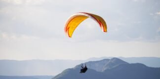 Parapantistă din Austria scăpa teafără în urma unei coliziuni cu un avion.