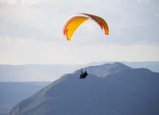 Parapantistă din Austria scăpa teafără în urma unei coliziuni cu un avion.