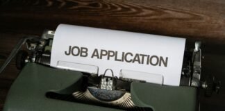 Peste 50.000 de locuri de muncă s-au pierdut recent în România, iar economistul Cristian Năsulea avertizează că instabilitatea economică și politică va genera o perioadă de ajustare pe piața muncii.