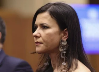 Ministerul Public din România, sub conducerea Cristinei Chiriac, dezaprobă inițiativa legislativă de reducere a salariilor procurorilor, subliniind impactul negativ asupra independenței justiției.