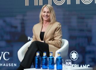 BNR lansează trei monede din aur, argint și tombac cuprat dedicate lui Nadia Comăneci, pentru a marca 50 de ani de la prima notă de 10 la Jocurile Olimpice.