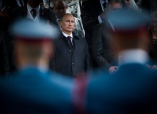 Vladimir Putin a alocat o lege ce suspendă datoriile de până la 10 milioane de ruble pentru cei care încheie contracte militare.