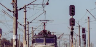 Peste 60 de pasageri evacuați dintr-un tren în Maramureș din cauza unei incendiu la locomotivă, fără răniți.