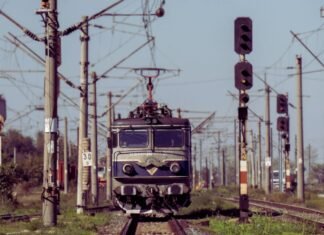 Peste 60 de pasageri evacuați dintr-un tren în Maramureș din cauza unei incendiu la locomotivă, fără răniți.