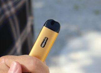 Senatul interzice fumatul ţigărilor electronice în locurile publice