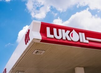 Lukoil, afectată de sancțiunile americane, caută un cumpărător pentru afacerile internaționale evaluate la 22 miliarde de dolari, cu termen-limită extins pentru finalizarea tranzacției.