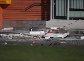 Prefectura Galați anunță relocarea persoanelor afectate de prăbușirea unei drone într-un imobil pus la dispoziție de Primărie și măsuri de siguranță pentru clădire.